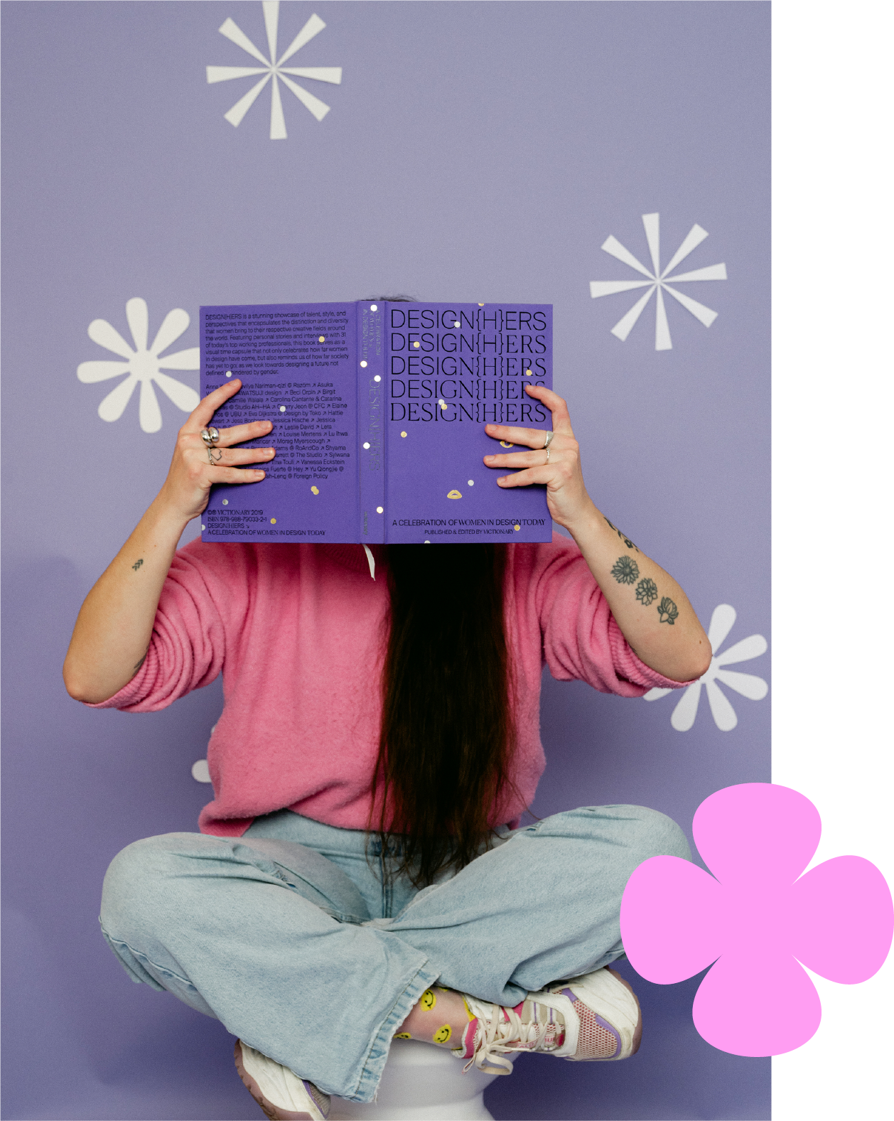 salome milet qui lit un livre de design