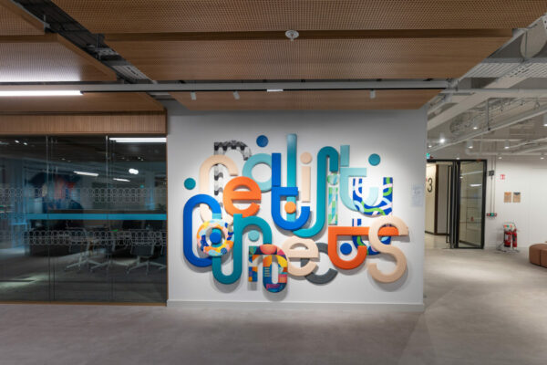 LinkedIn Seek Design 2025-65 signalétique installation murale linkedin